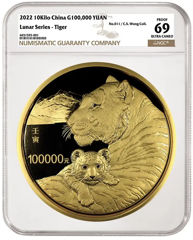 中国2022年壬寅（虎）年100,000元10公斤金质纪念币 评级等级为NGC PF 69 Ultra Cameo面额为10万元的中国2022年壬寅（虎）年10公斤金质纪念币，其背面图案呈现了一对栩栩如生的老虎母子。其评级等级为NGC PF 69 Ultra Cameo。这款纪念币的发行总量为18枚，其面额与重量皆在中国2022年壬寅（虎）年金银纪念币之中居首。NGC使用了其超大尺寸封装盒（Mega Holder）来封存此枚硕大的纪念币。